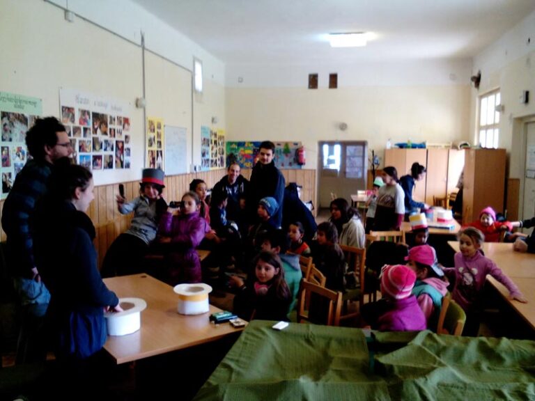 Figyeljetek a kezemre, mert csalok!